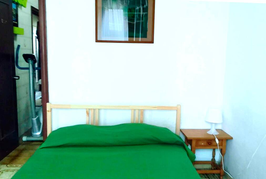 La habitacion ,la cama,mesita de noche y lampara,da acceso al baño privado.