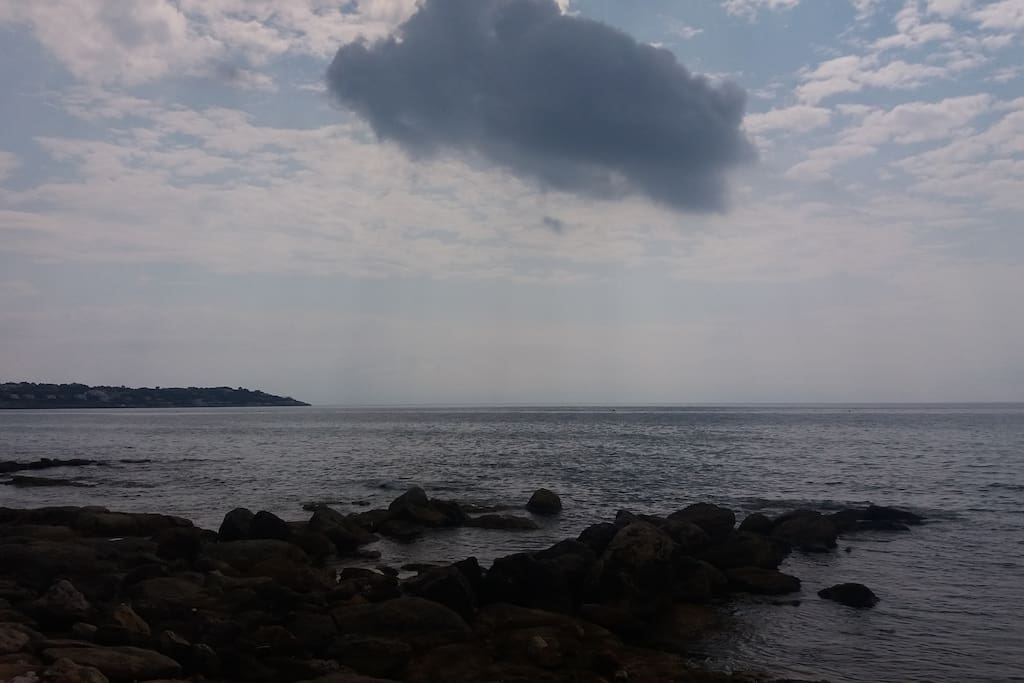 Panoramica del cancelletto della villa che immette nella riserva marina