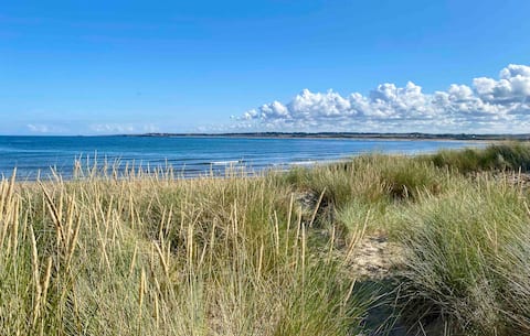 Beach House with 3 bedrooms, drive & garden