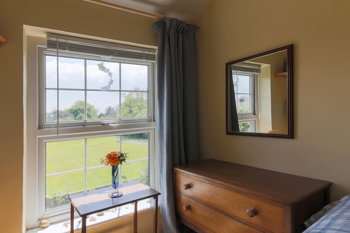 Welcoming single room, cosy cottage