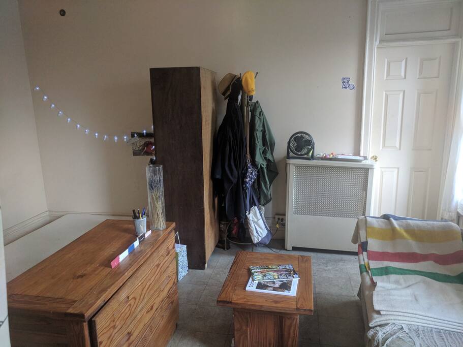 Desk/dresser, long comfy couch, AIR CON❄️