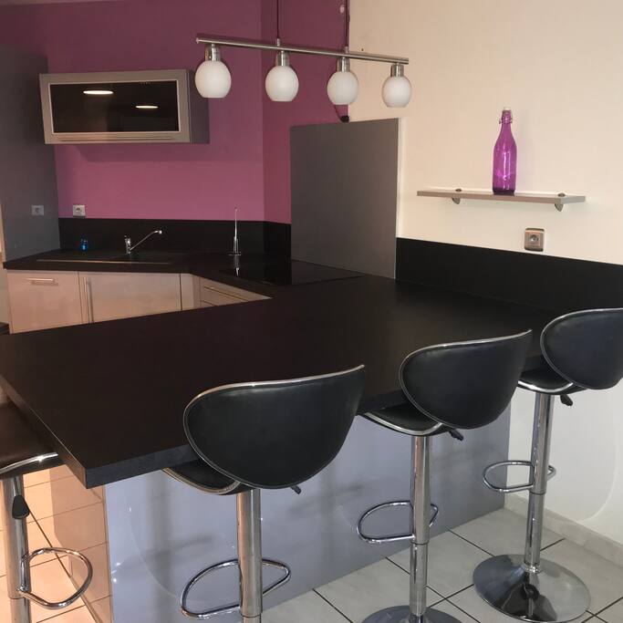 Cuisine équipée avec bar