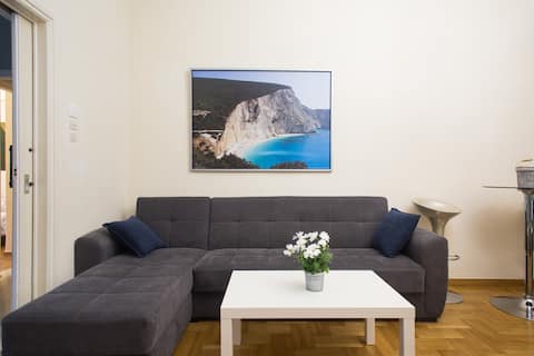 Popular Airbnb listing: ATHENS VIEW APARTAMENT 5min metro in ΑΡΙΣΤΟΤΕΛΟΥΣ