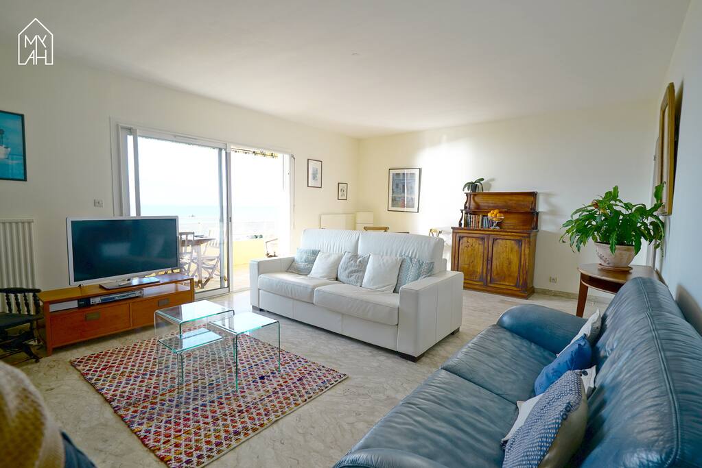 Le salon avec accès balcon vue mer