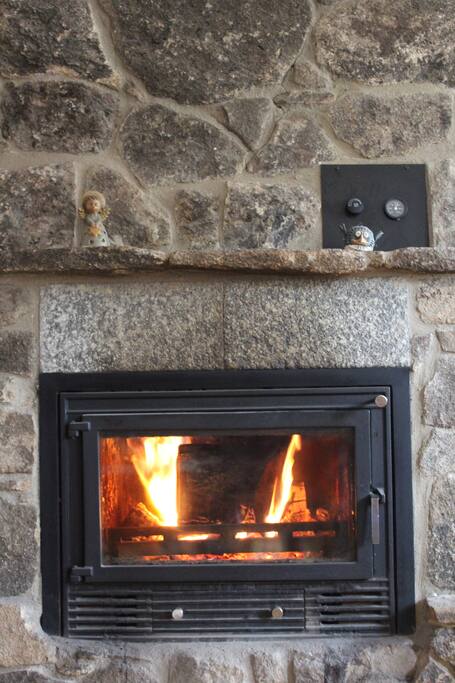 Chimenea Ecológica que además de proporcionar un placer mirarla también os dará calor que se distribuye por los radiadores que hay en las habitaciones, haciendo tu estancia muy agradable