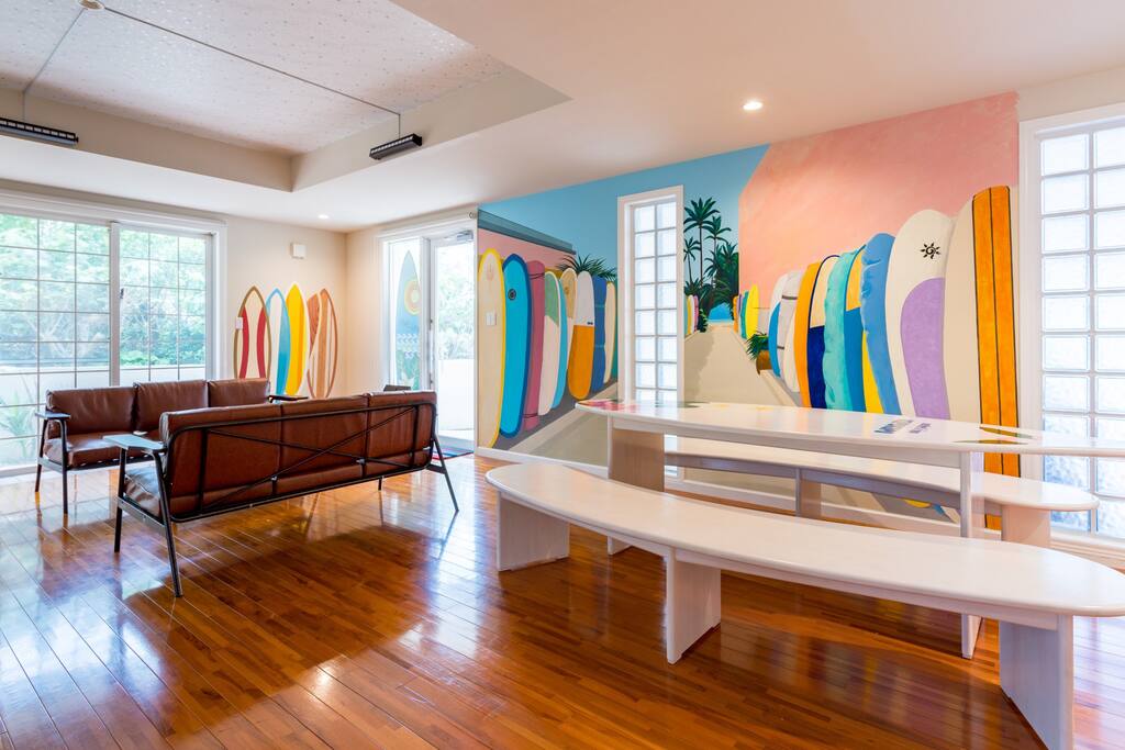 Cute wall paint and very good location near the sea! こだわりの壁画がポイント!海から30秒の可愛い清潔なお部屋です。