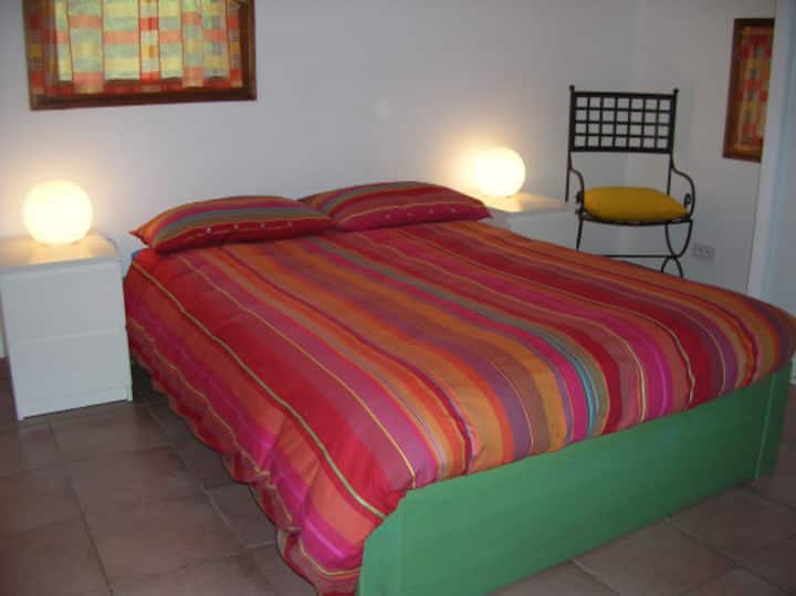 מיטת קווין בקומת הביניים