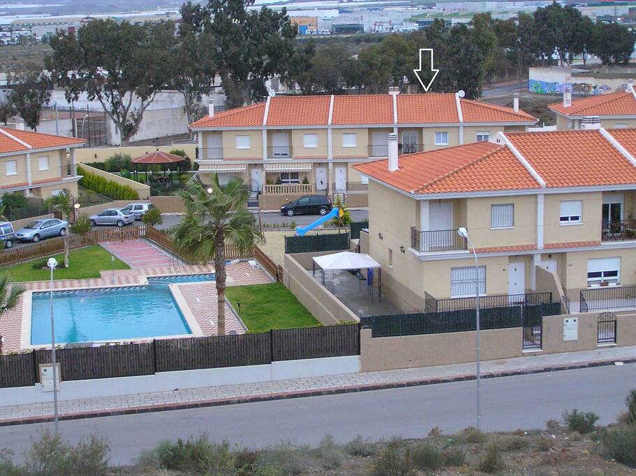 Vista aerea del recinto con el parque y la piscina comunitaria a la vista.