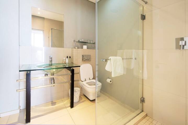 2 Bdrm Beachfront Apartment with awesome sea views gallery image 4