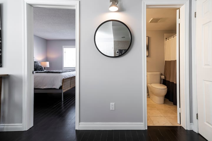 Blue Escape | Modern Stay + Hot Tub & Shuttle - Thornbury