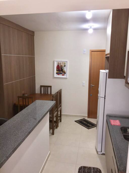 Entrada do apto! Mesa p/ trabalho e alimentação!