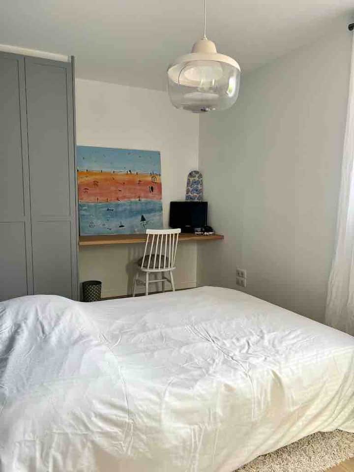 Втората спалня е на горния етаж, а леглото - 160 см