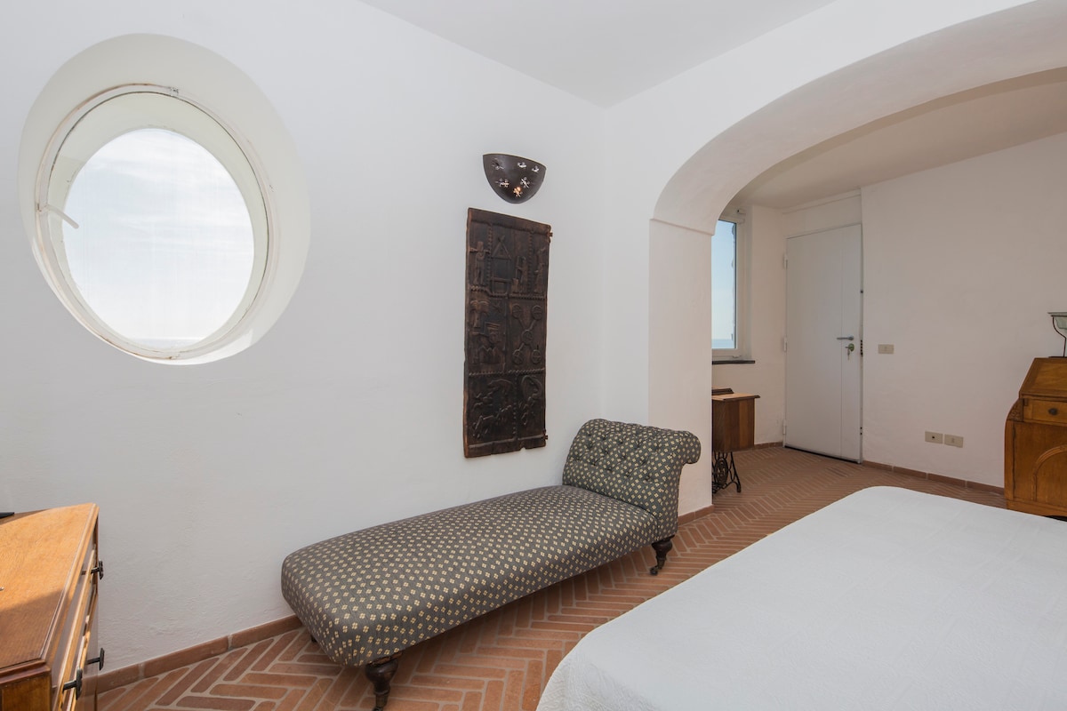 Dormitorio principal con la segunda entrada a la casa