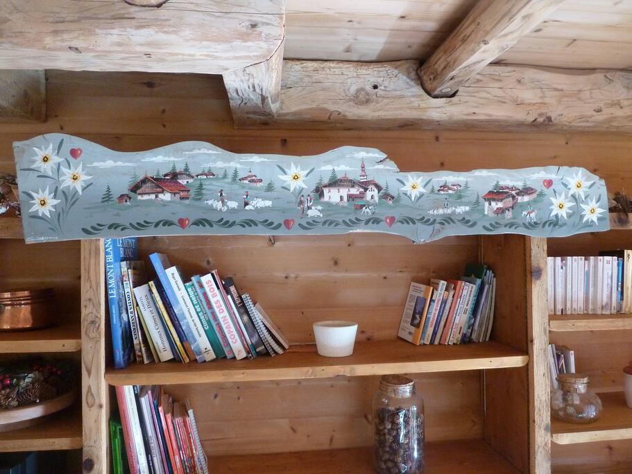Dans la bibliothèque, décorée par un peintre de la vallée, vous trouverez livres de montagne, guides, ou tout simplement des romans pour vous détendre.
