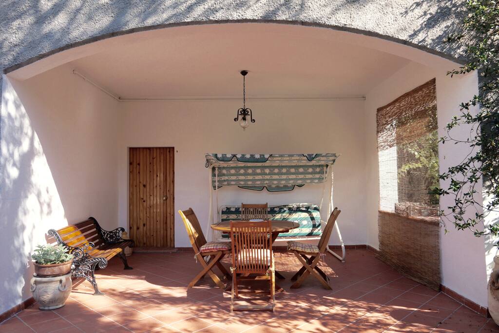 Il portico esterno a disposizione degli ospiti/independent terras/ terrasse de l'appartement, usage (à usage exclusif des notes)