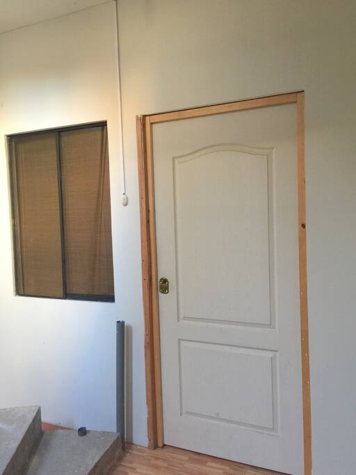 Ingreso al minidepartamento , esta dentro de la casa/ the entrance to the flat, It is inside of the house.