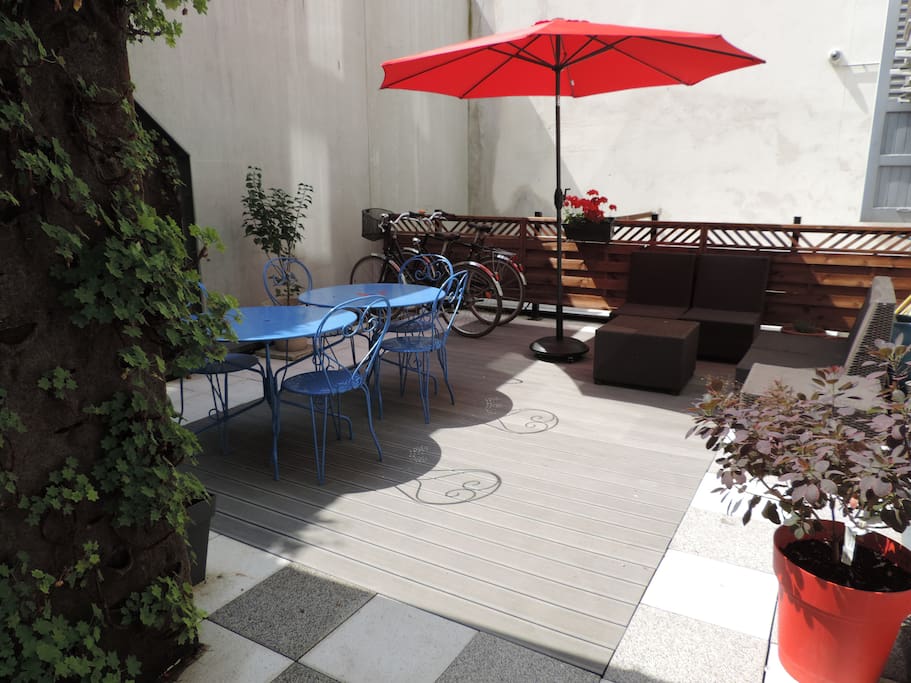 cour intérieure avec salon de jardin