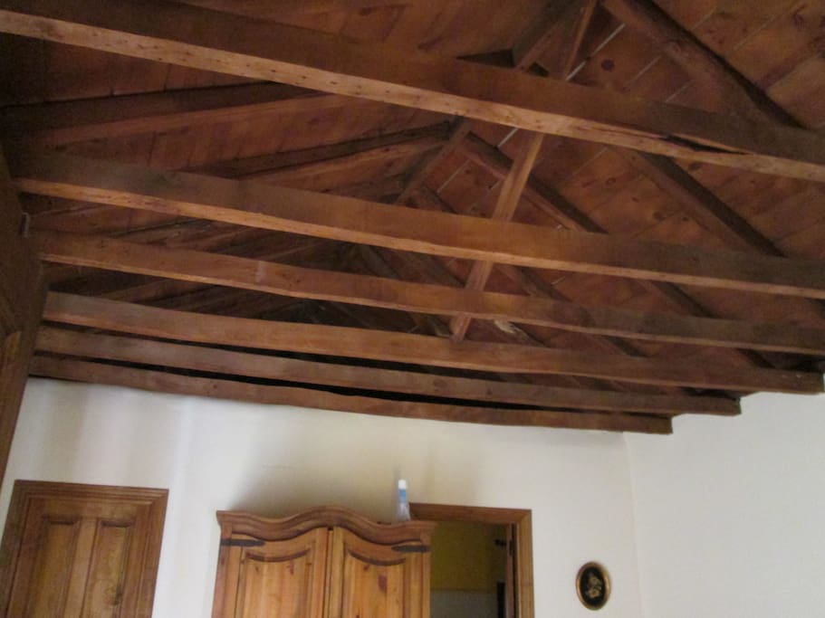 La decoración de los techos de la habitación y el salón son vigas de madera