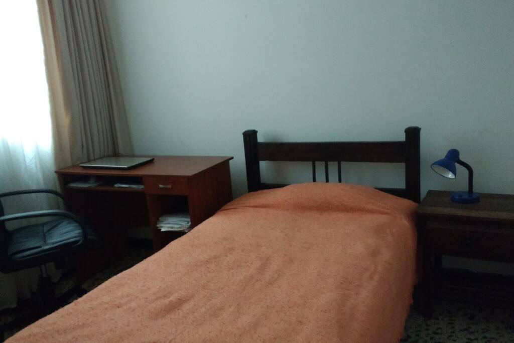 Habitación amoblada. en casa de familia, comparten la cultura y tradiciones de una familia Colombiana