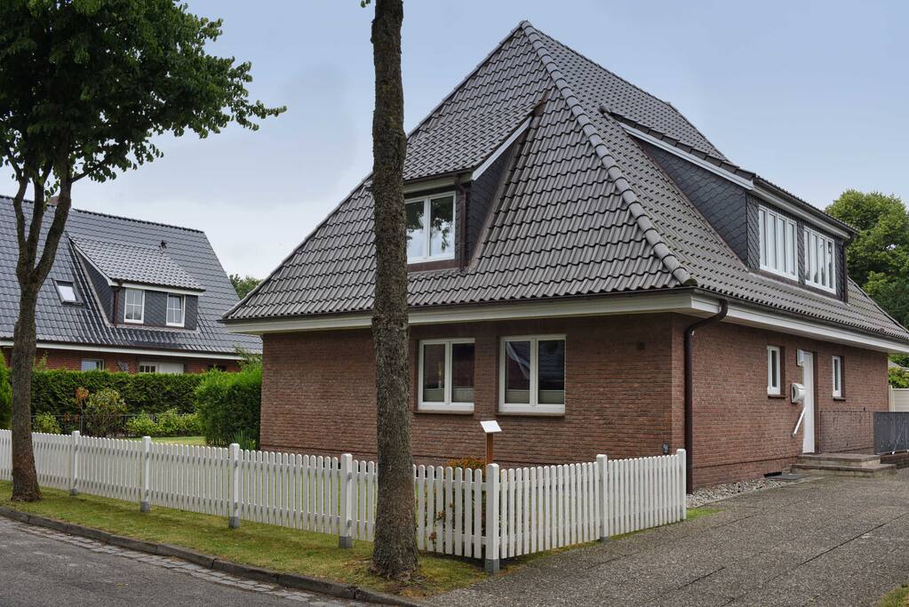 Das Gästehaus von der Straße aus gesehen.