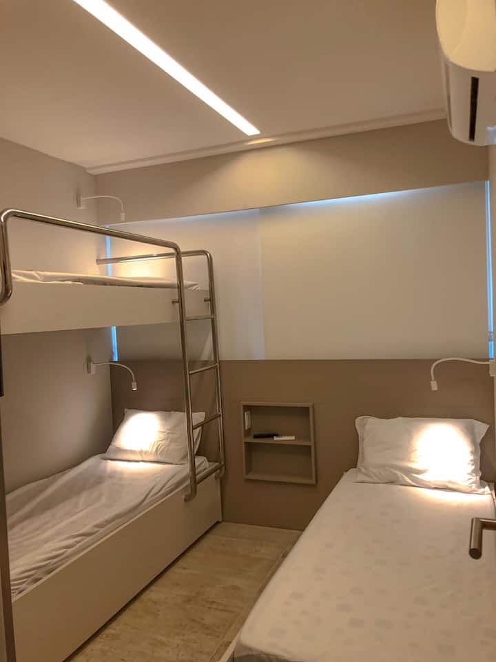 Izba so 4 samostatnými lôžkami, televízorom a klimatizáciou.