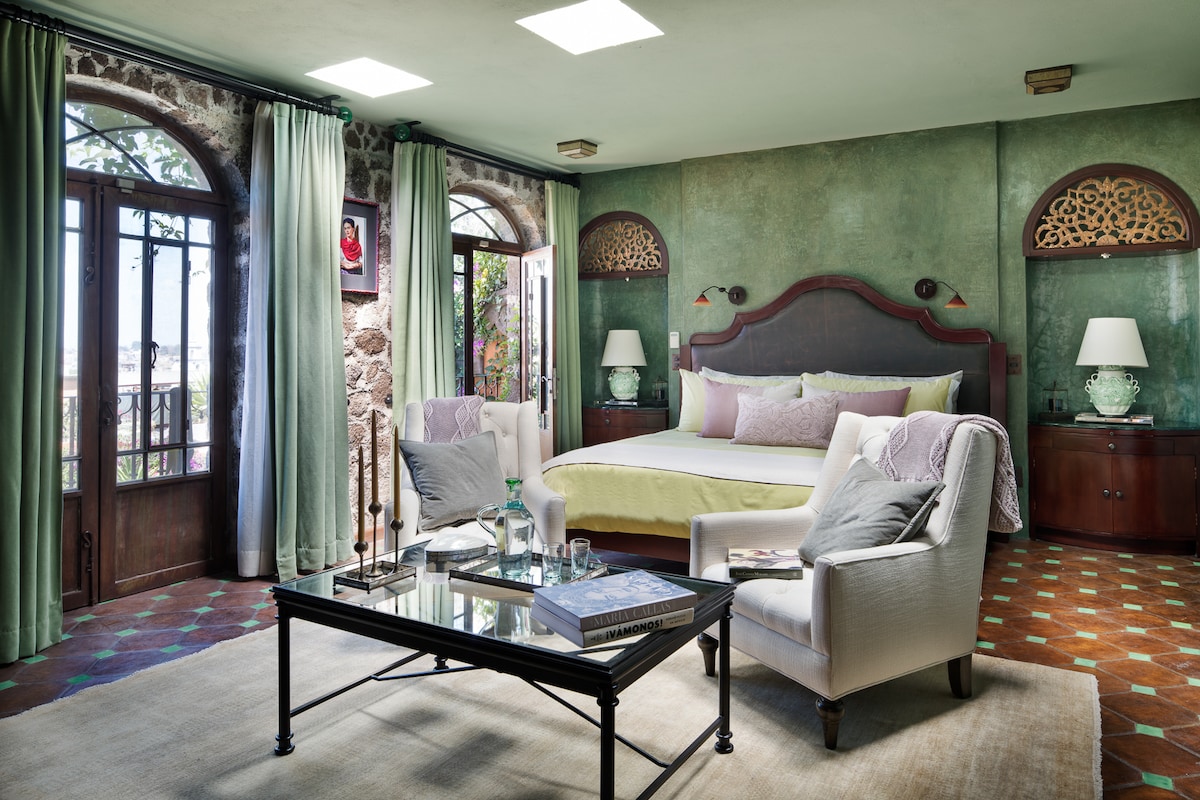 GREEN SUITE / KING / SLEEPS 2 / EN-SUITE BATH W/ SHOWER & TUB