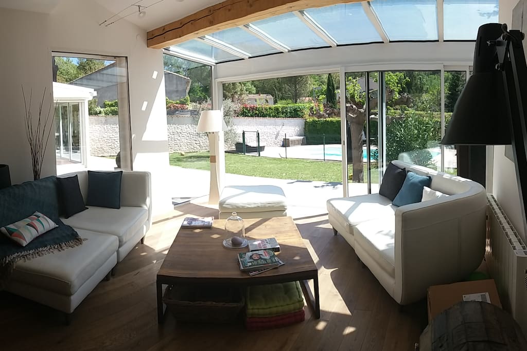Salon avec vue sur le jardin