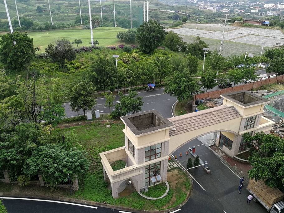 楼下小区大门和保安