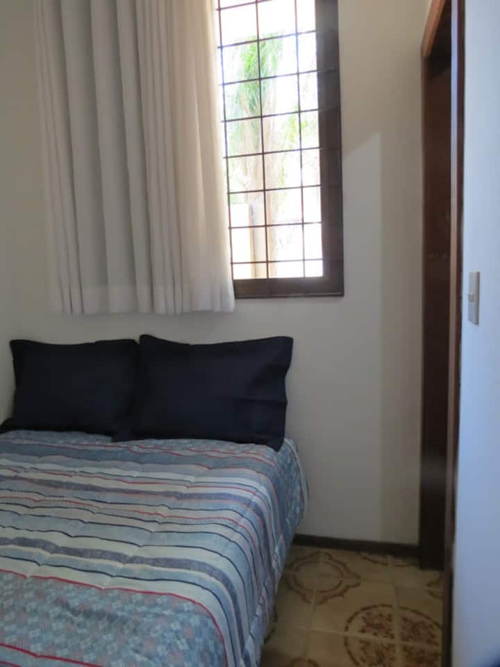 房间入口处设有摄像头，可展示床、窗户、通往起居露台和服务的窗户和卫生间门