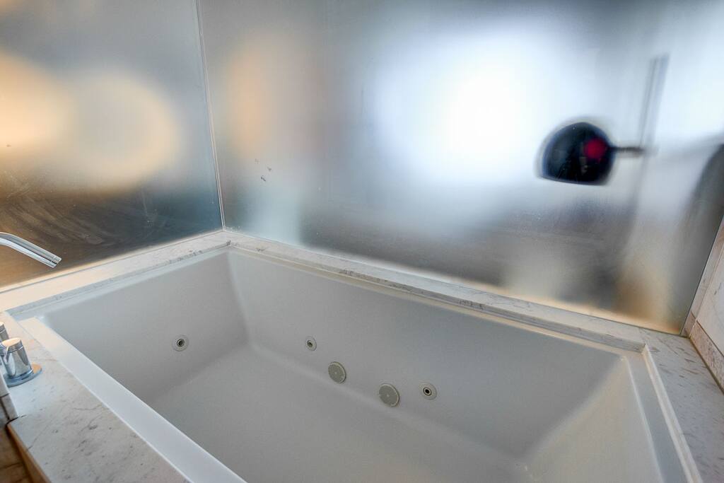 Spacious Jetted Bathtubs