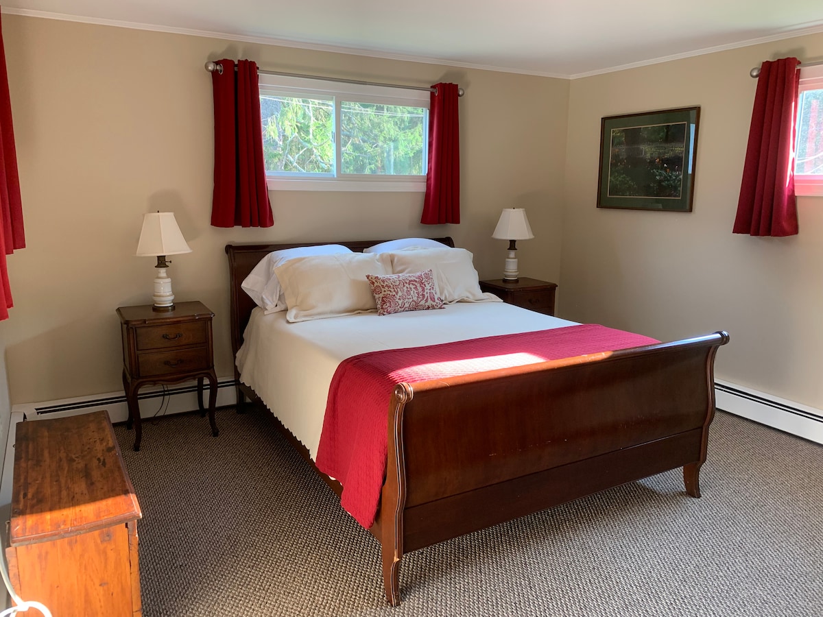 ห้องนอนใหญ่พร้อมเตียงควีนไซส์