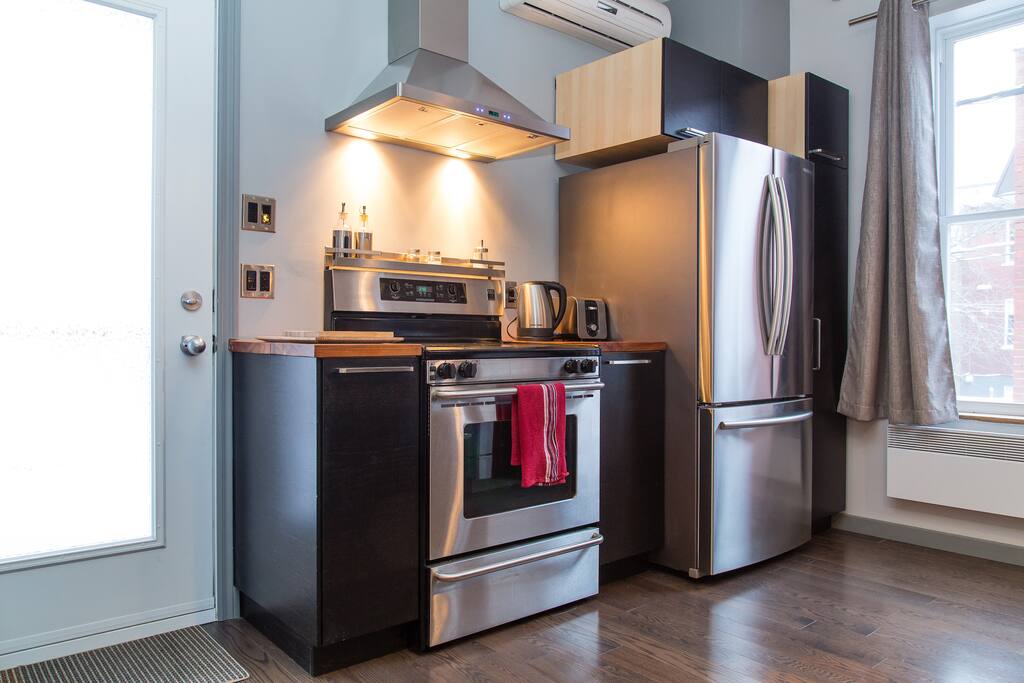Cuisine très bien équipé, porte vers la grande terrasse / Fully equipped kitchen, door towards the large terrace