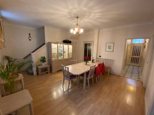 Spacious Hyde Park Mews with Roof Garden & Garage gallery image 5