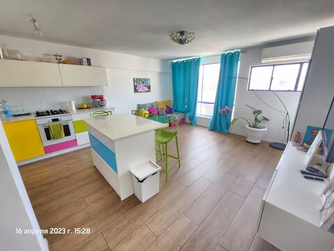 Colorfull 3 Bd aprt. near Park. 5 min to Tel Aviv