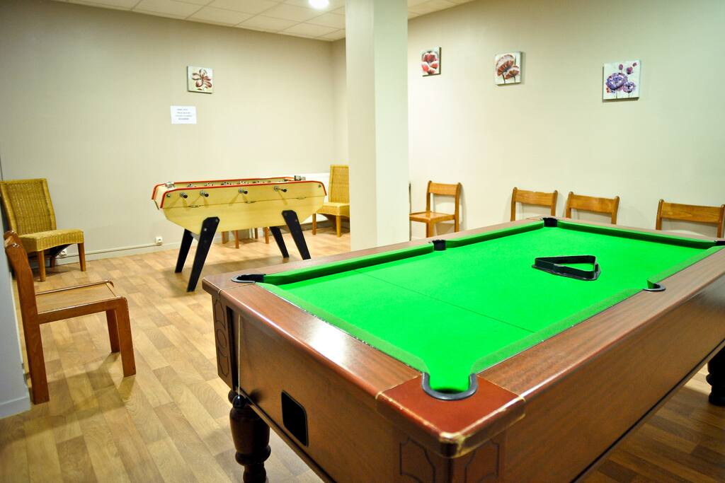 Salon de détente avec télévision
Baby-foot et billard (2€ la partie)
Animations adultes gratuites en journée selon le nombre définitif d’inscrits sur place : réveil musculaire, relaxation, cours sportifs et animations…
Club enfants 4 à 12 ans et ados au sein du complexe pendant les vacances scolaires de Noël/Nouvel An et de Février l’après-midi ainsi qu’en juillet/août à la demi-journée, journée ou en forfait 5 jours consécutifs : gratuit pour les ados et à partir de 5€ la demi-journée par enfant : ateliers déco, éveil, jeux, maquillage, photos… Places limitées.
Pour les enfants jusqu’à 3 ans, halte garderie les « Piou-Piou » à 500 mètres.