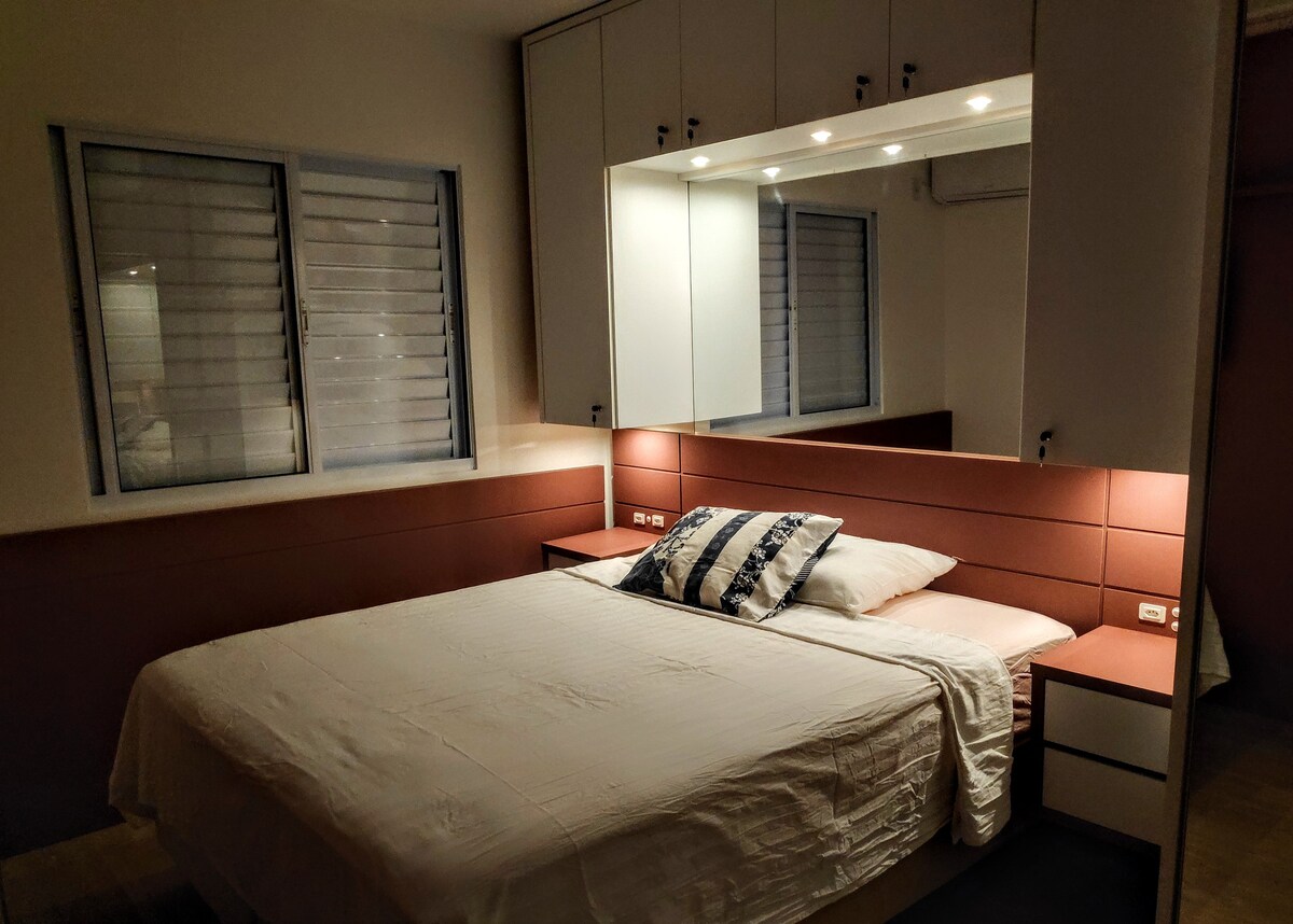 Dormitorio 01 
Aire acondicionado frío y caliente 
TV
Almacenamiento de ropa 