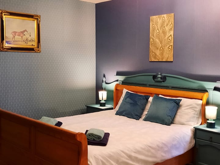 Det største soveværelse er ovenpå, har en 160 cm stor seng, en stor garderobe, et toiletbord, en kommode og en barneseng.