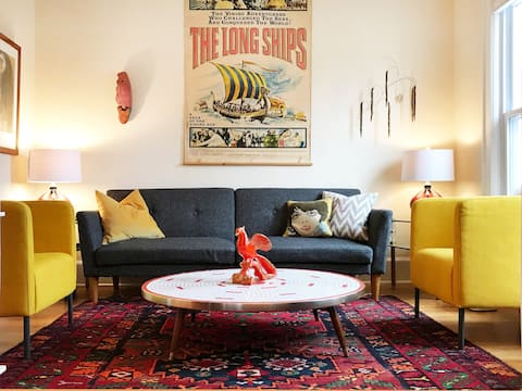 Private 2BR Artist Apartment in great neighborhood