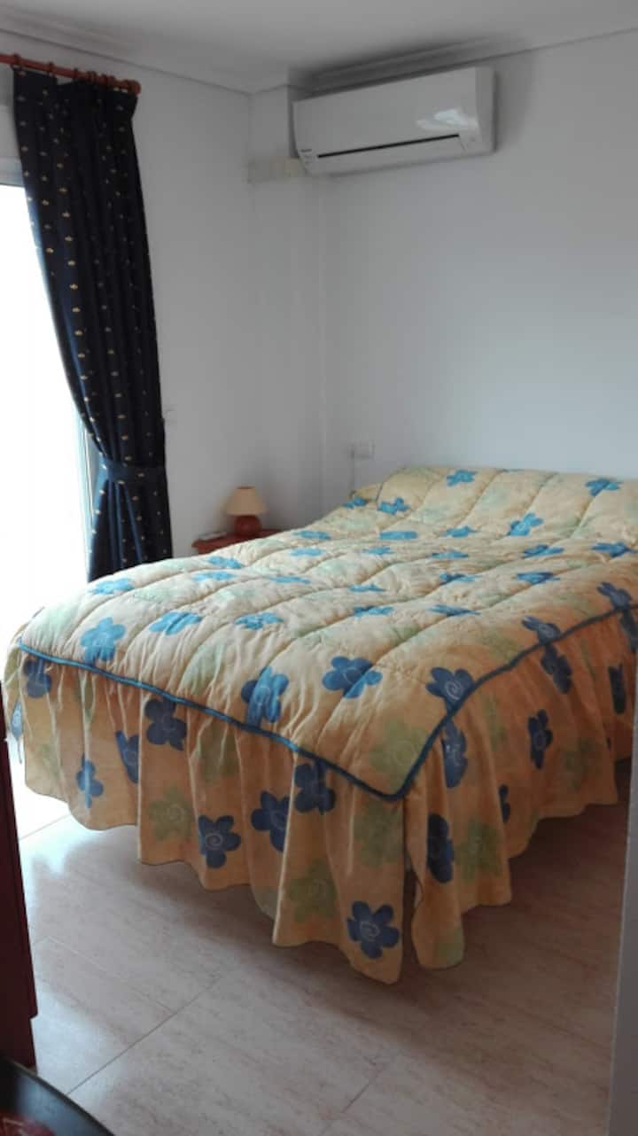 Hlavná spálňa s manželskou posteľou a klimatizáciou  