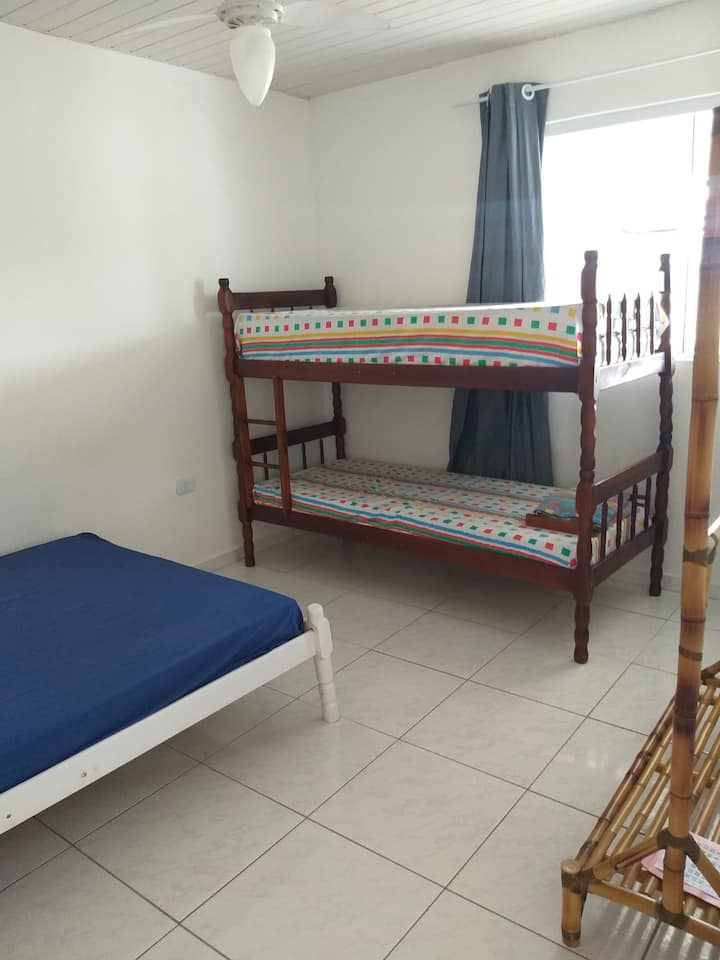 Kuwartong may maayos na bentilasyon na may mga ceiling fan.
1 double bed, bunk bed , header.