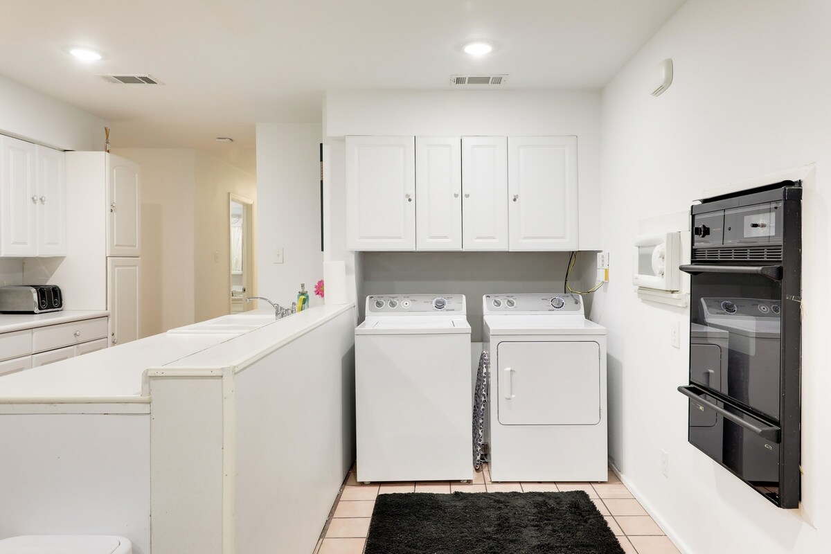 ★Great For Exploring the SoCo Area - Sleeps 6!★