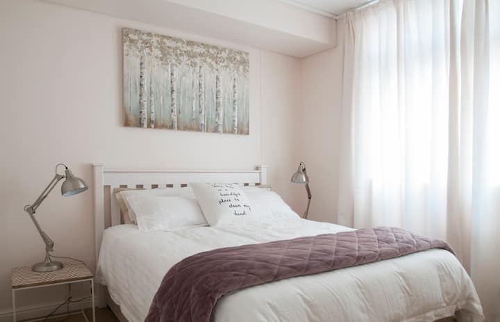 Mwanga wa asili katika chumba cha kulala asubuhi, kivuli mchana