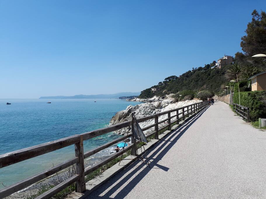Viale Europa, passeggiata costiera a 10 minuti a piedi dalla casa. Merita di farci un giro!