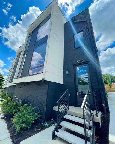 519 Music City~Luxury + Mural + 360 Rooftop Views! gallery image 2