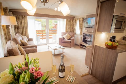 Successful Airbnb property: The SECRET GARDEN Luxury lodge with hot-tub. in Thirston