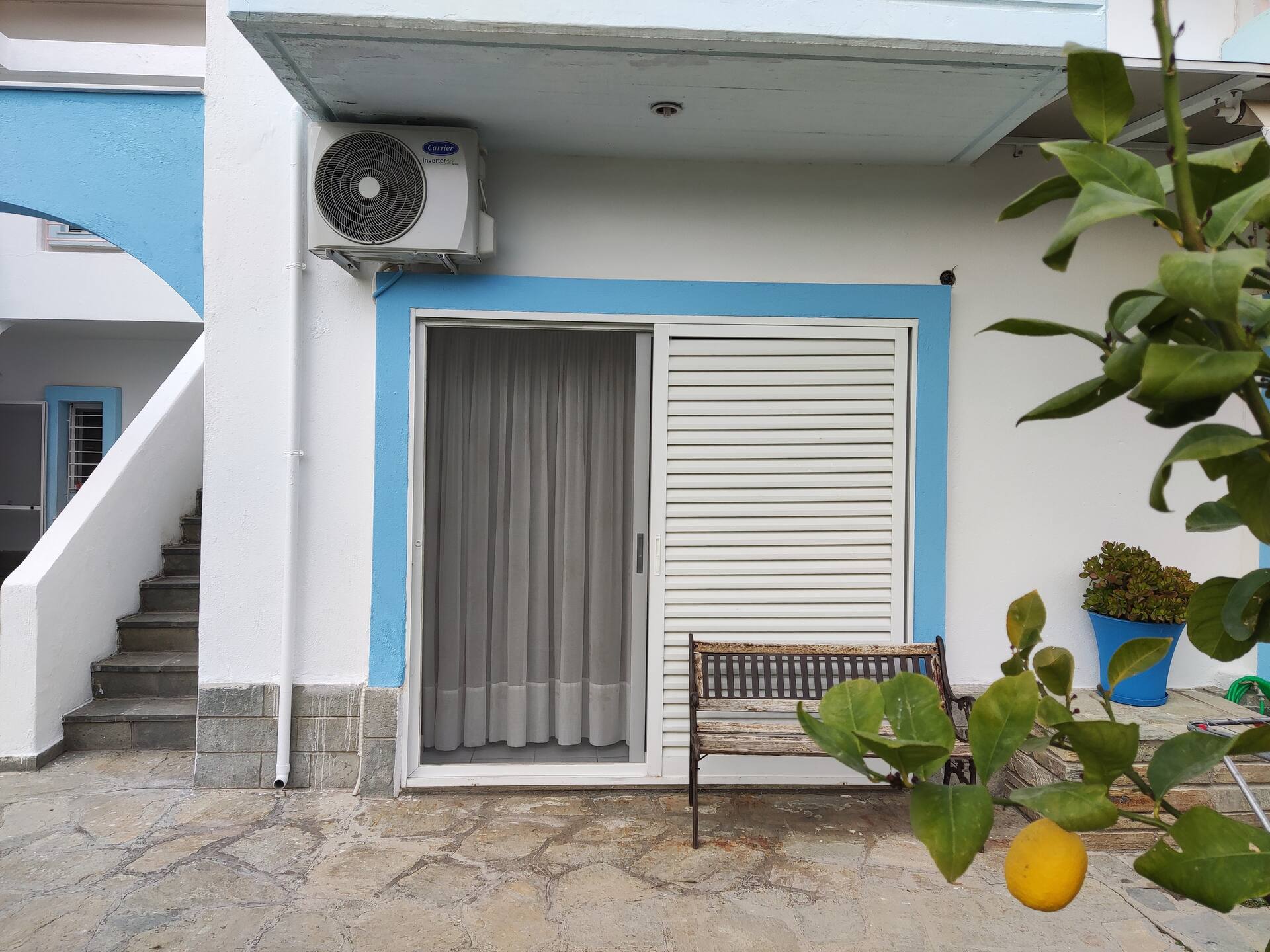 Ritsa's stylish cottage on Pefkochori beach