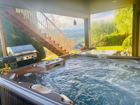 Beautiful Lake Country Retreat -Hot Tub & Sleeps 9