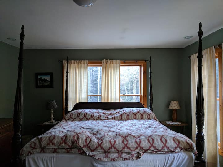 غرفة نوم رئيسية بأربعة ملصقات سرير