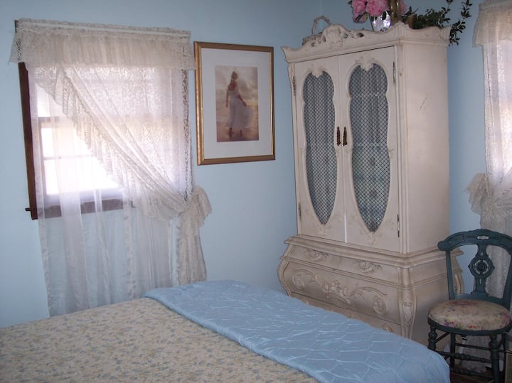 Dormitorio con cama queen