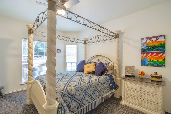 Chambre au rez-de-chaussée avec lit Queen Size, tiroirs et placards.